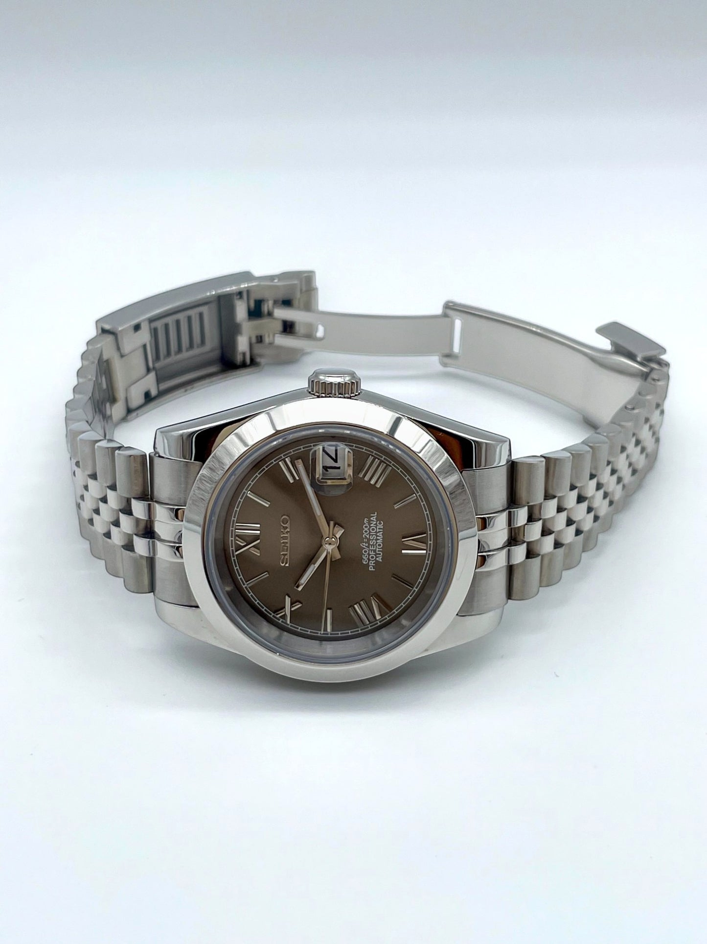 Seiko-mod-datejust-champagne-liegend-frontansicht-offen: Seiko Mod Datejust Champagne – Liegend, Frontansicht, offen.