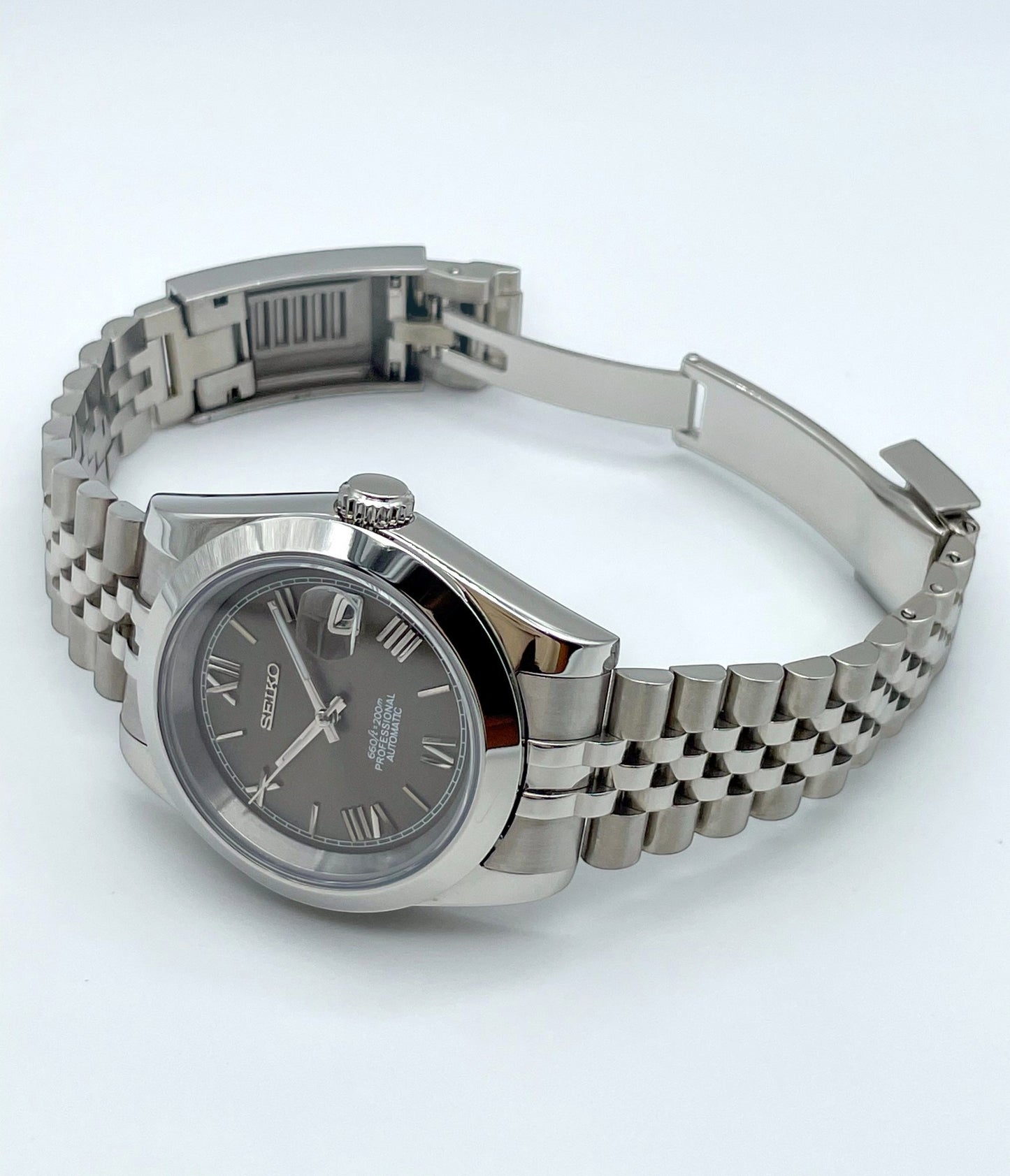 Seiko-mod-datejust-champagne-liegend-seite-offen: Seiko Mod Datejust Champagne – Liegend, Seitenansicht, offen.
