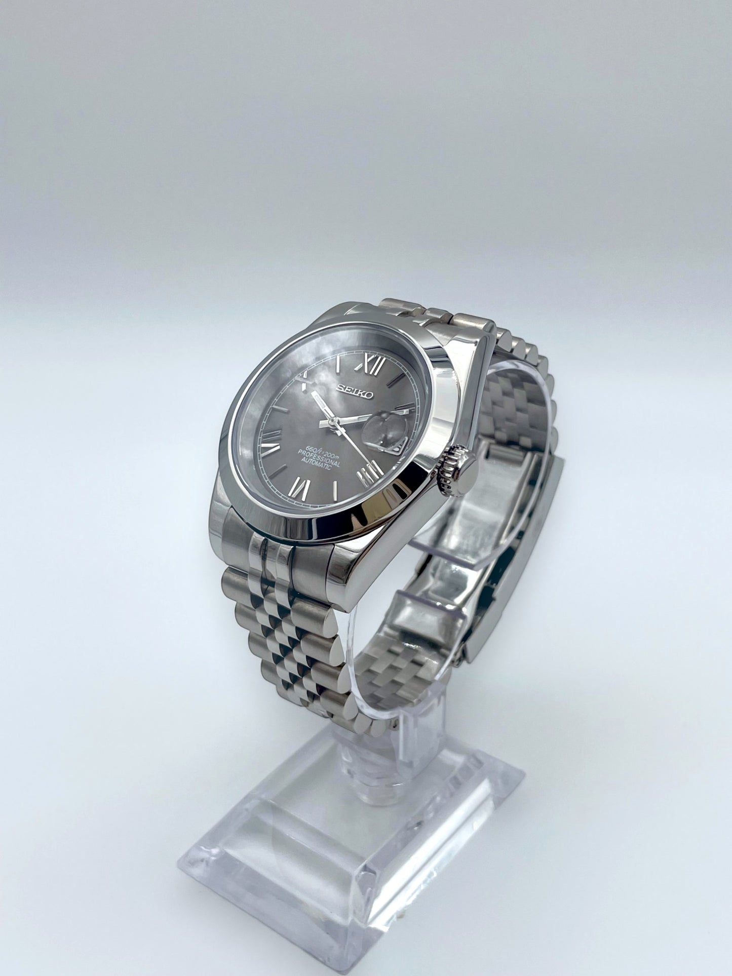 Seiko-mod-datejust-champagne-rechts-front-fern: Seiko Mod Datejust Champagne – Rechte Frontansicht aus der Ferne.