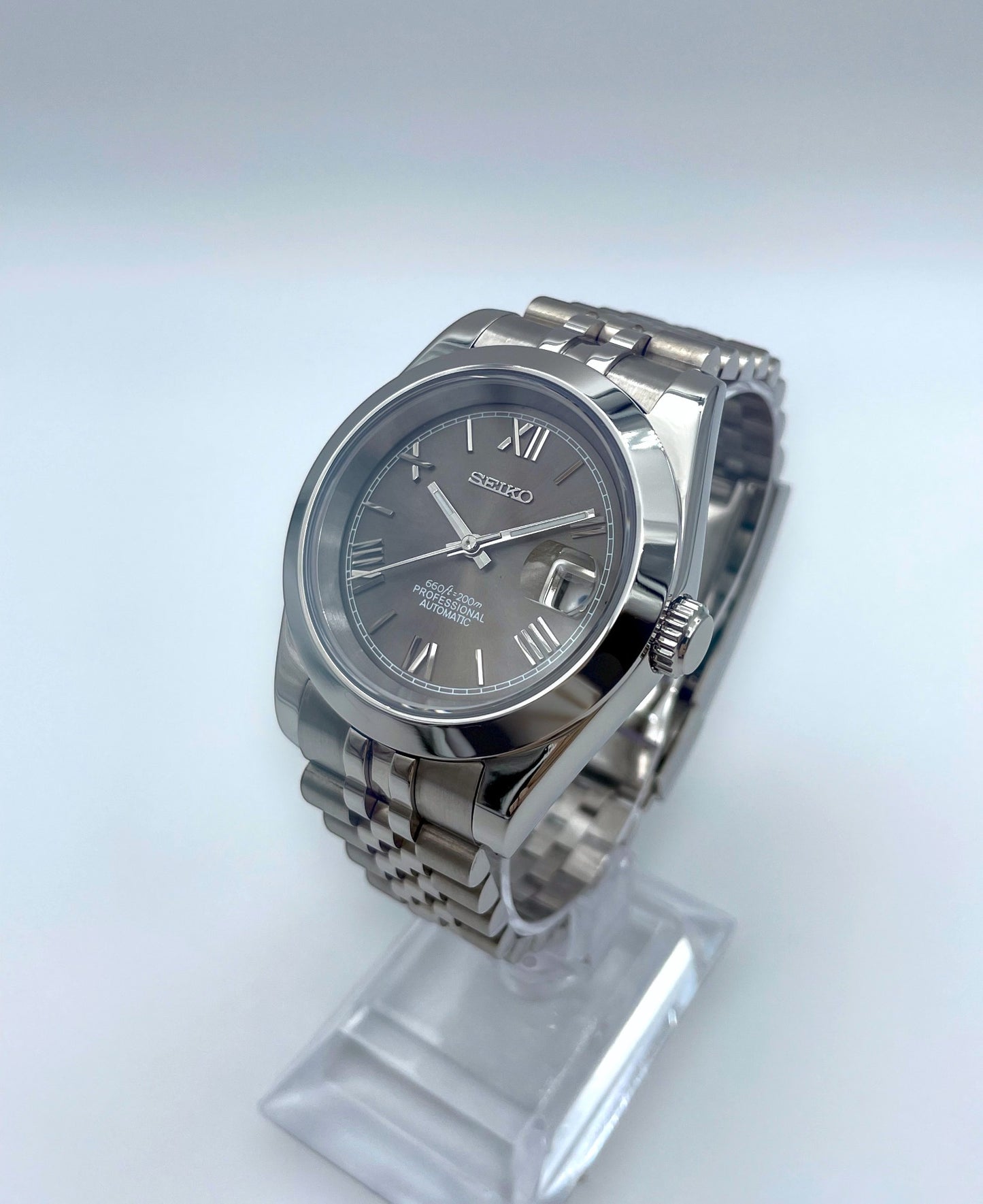 Seiko-mod-datejust-champagne-rechts-front-nah: Seiko Mod Datejust Champagne – Nahaufnahme rechte Frontansicht.