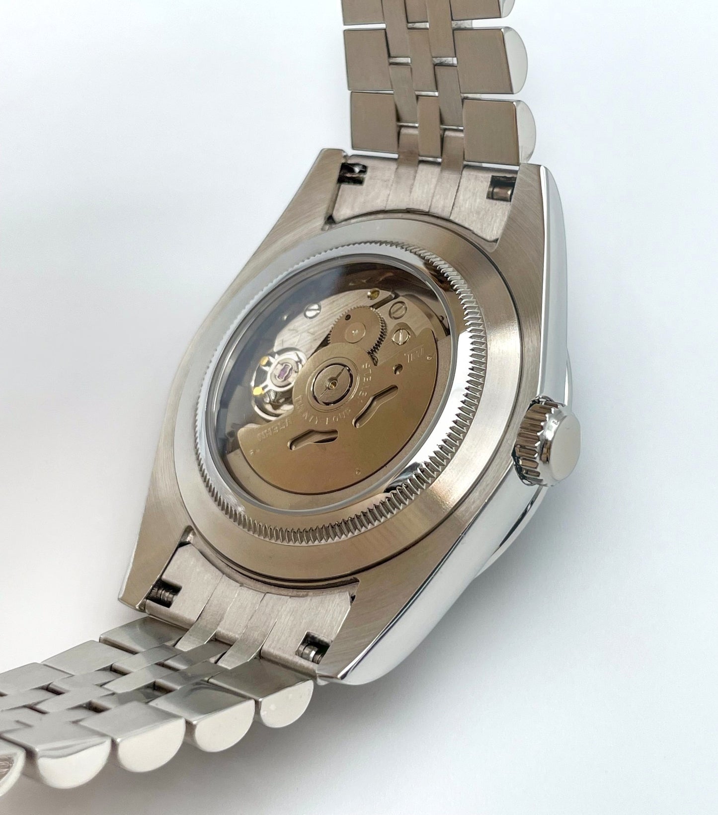 Seiko-mod-datejust-champagne-rückseite-Uhrwerk: Seiko Mod Datejust Champagne – Rückseite mit sichtbarem Uhrwerk.