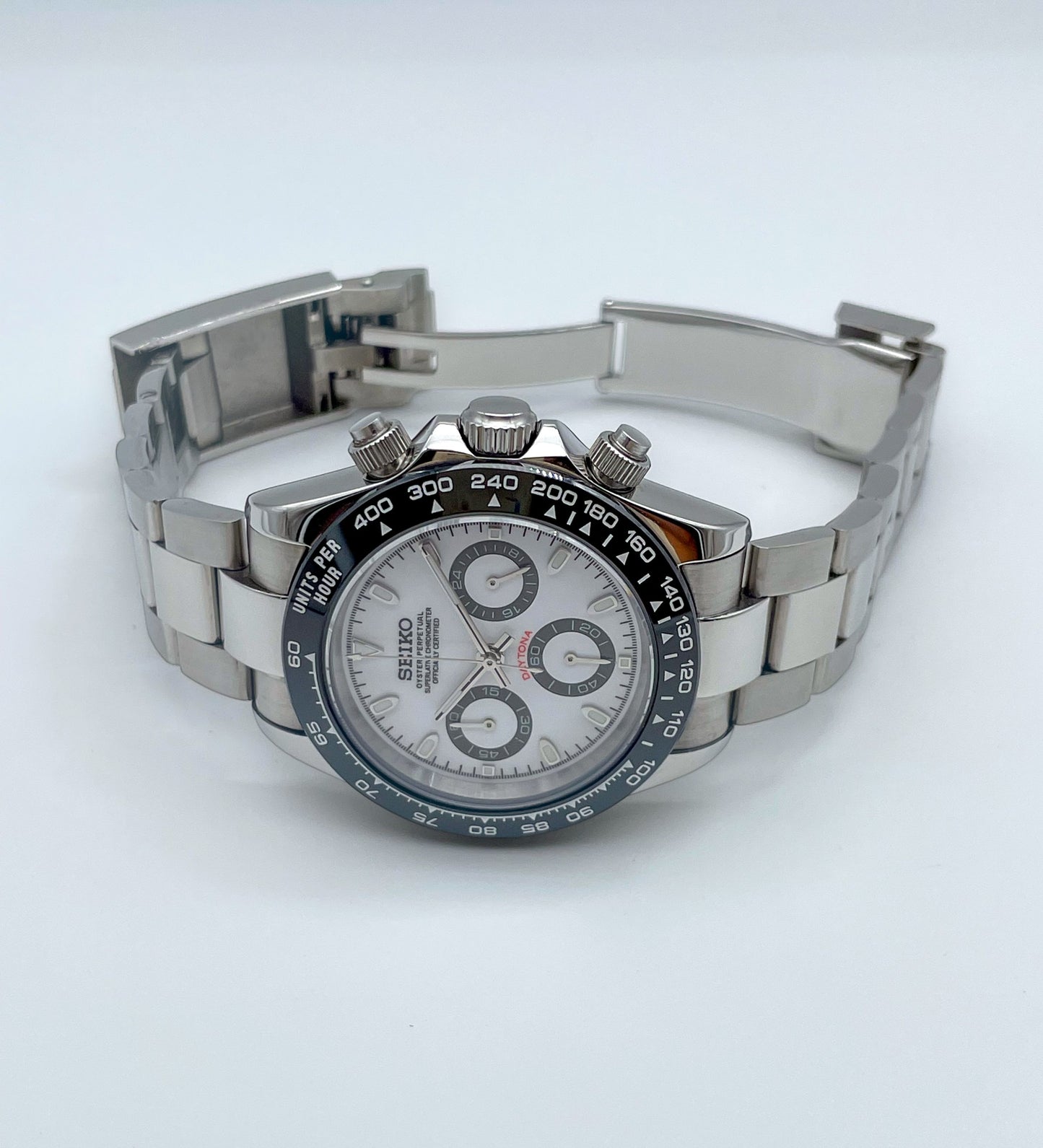 Seiko-mod-daytona-panda-liegend-frontansicht-offen-nah: Seiko Mod Daytona Panda – Liegend, offene Frontansicht, Nahaufnahme.
