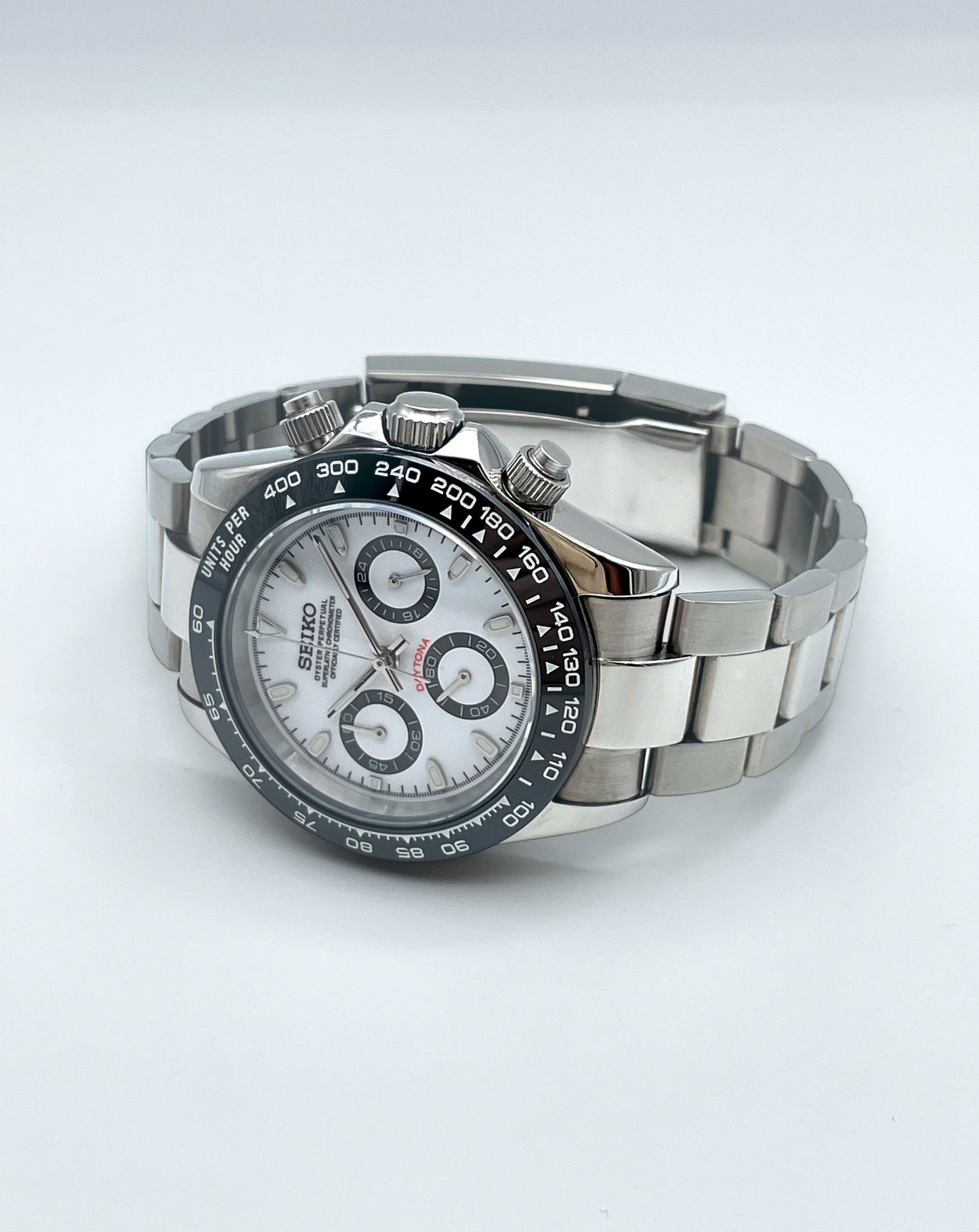 Seiko-mod-daytona-panda-liegend-seite-geschlossen: Seiko Mod Daytona Panda – Liegend, Seitenansicht, geschlossen.