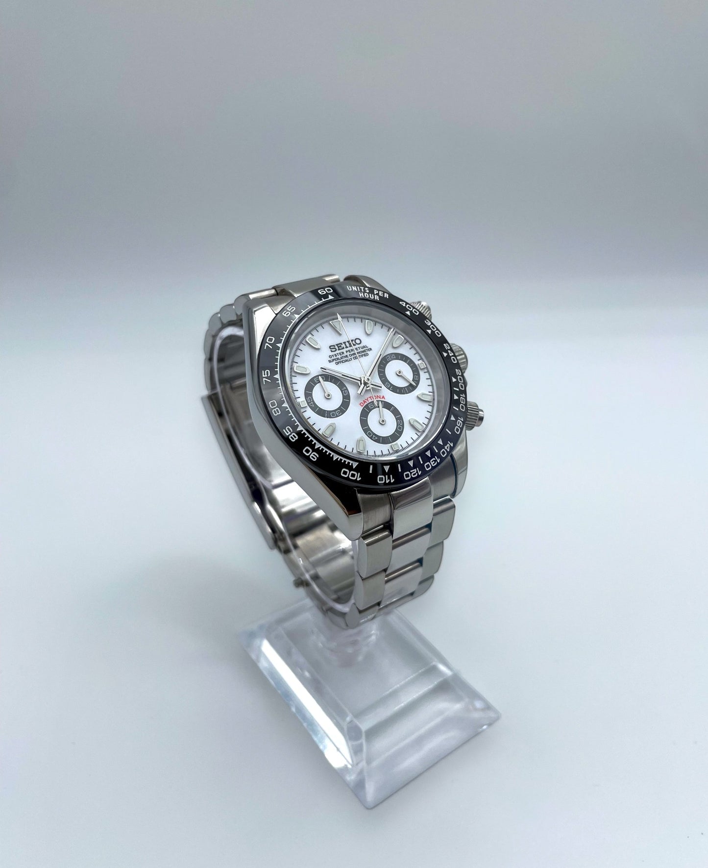 Seiko-mod-daytona-panda-links-front-fern: Seiko Mod Daytona Panda – Linke Frontansicht aus der Ferne.