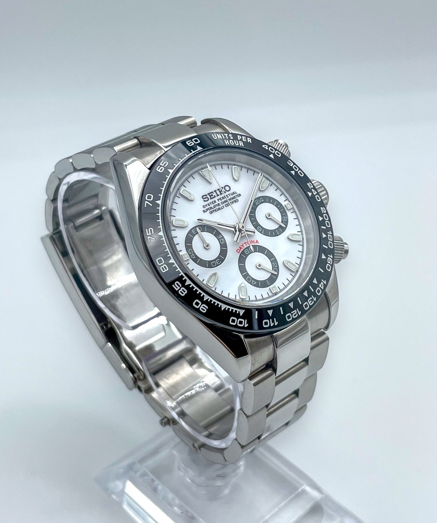 Seiko-mod-daytona-panda-links-front-nah: Seiko Mod Daytona Panda – Linke Frontansicht, Nahaufnahme.
