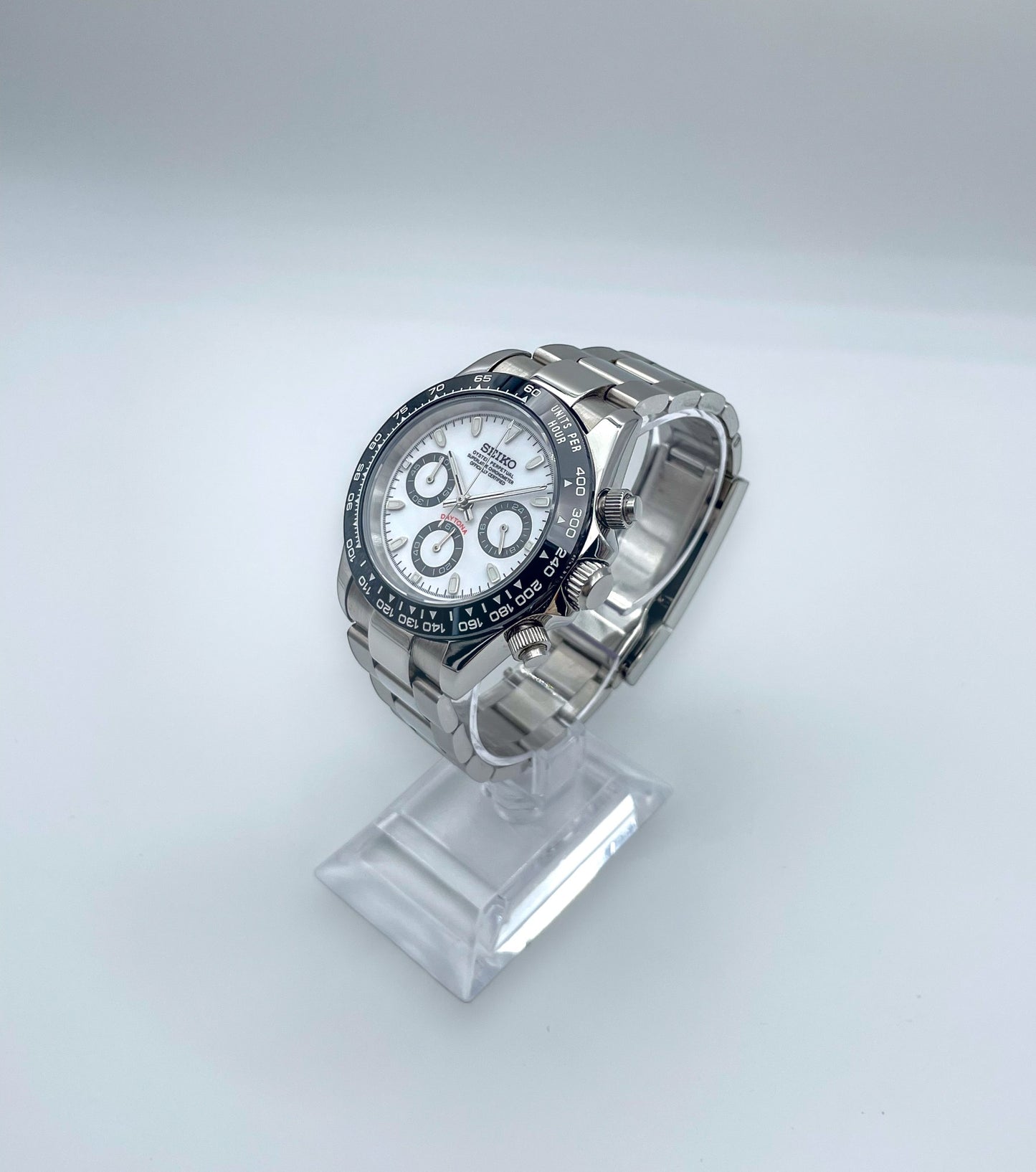 Seiko-mod-daytona-panda-rechts-front-fern: Seiko Mod Daytona Panda – Rechte Frontansicht aus der Ferne.