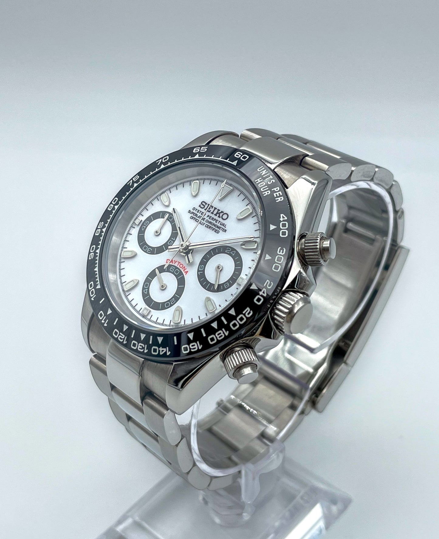 Seiko-mod-daytona-panda-rechts-front-nah: Seiko Mod Daytona Panda – Rechte Frontansicht, Nahaufnahme.