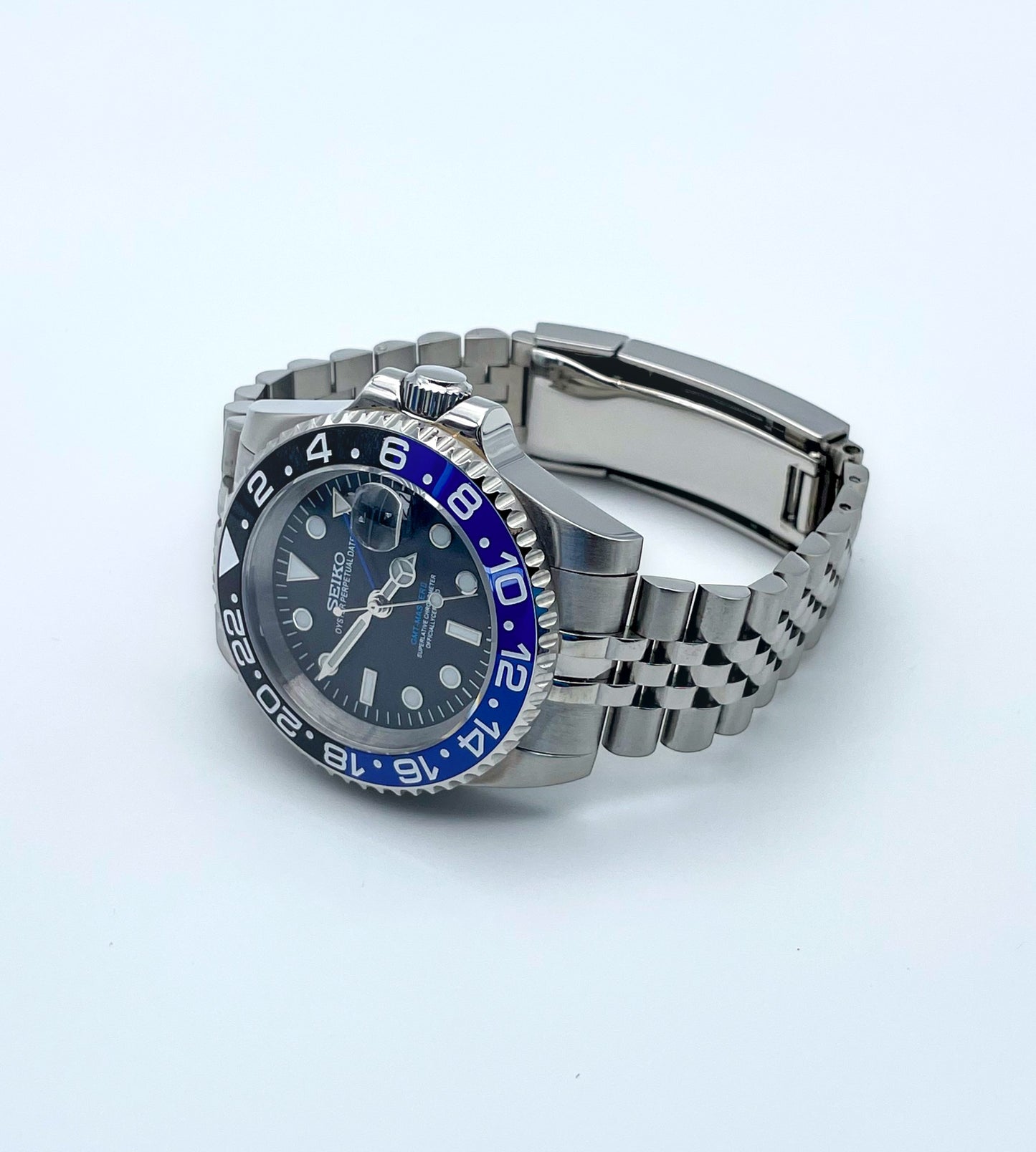 Seiko-mod-gmt-batman-liegend-seite-geschlossen: Seiko Mod GMT II Batman – Liegend, Seitenansicht, geschlossen.