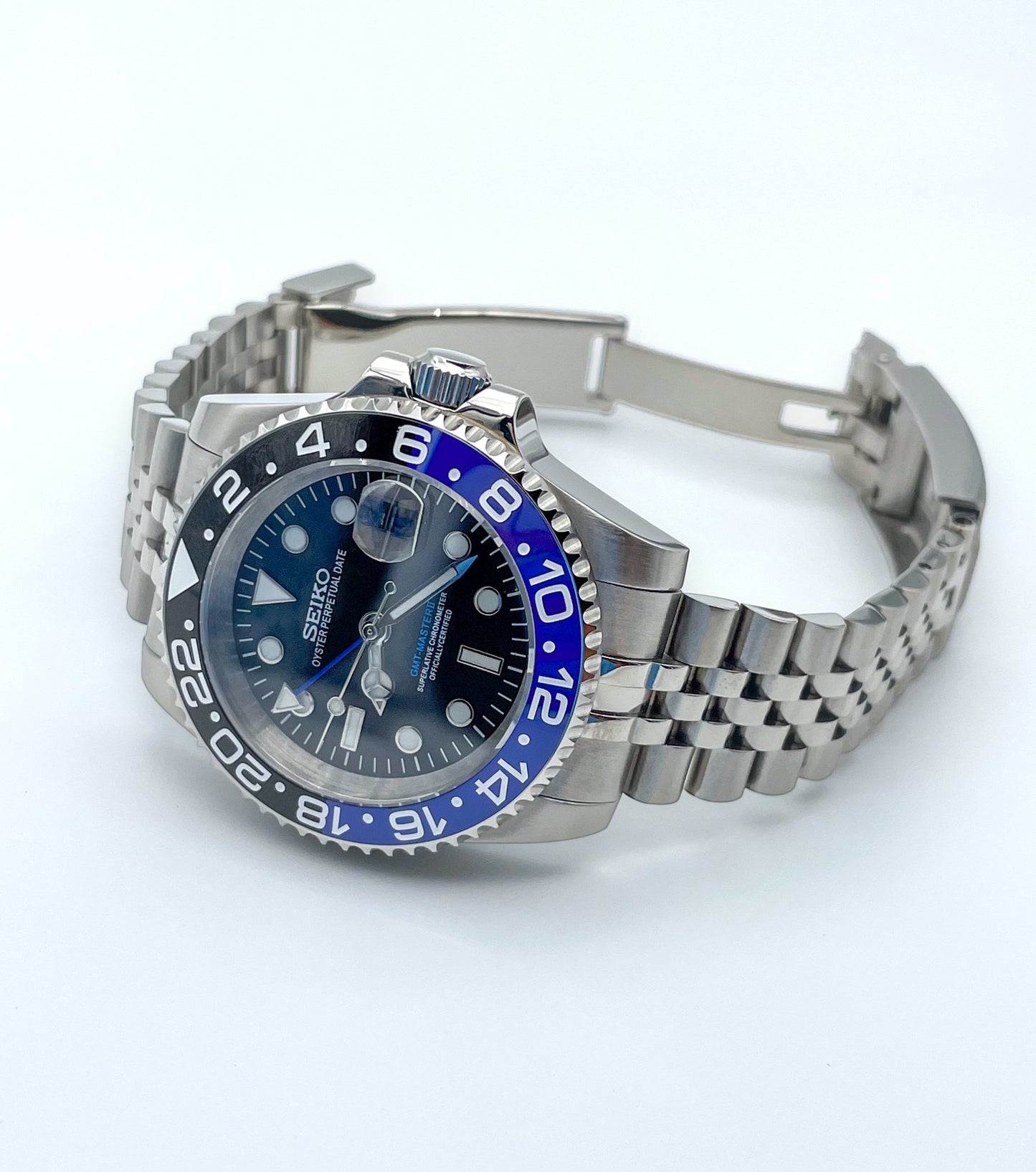 Seiko-mod-gmt-batman-liegend-seite-offen: Seiko Mod GMT II Batman – Liegend, Seitenansicht, offen.