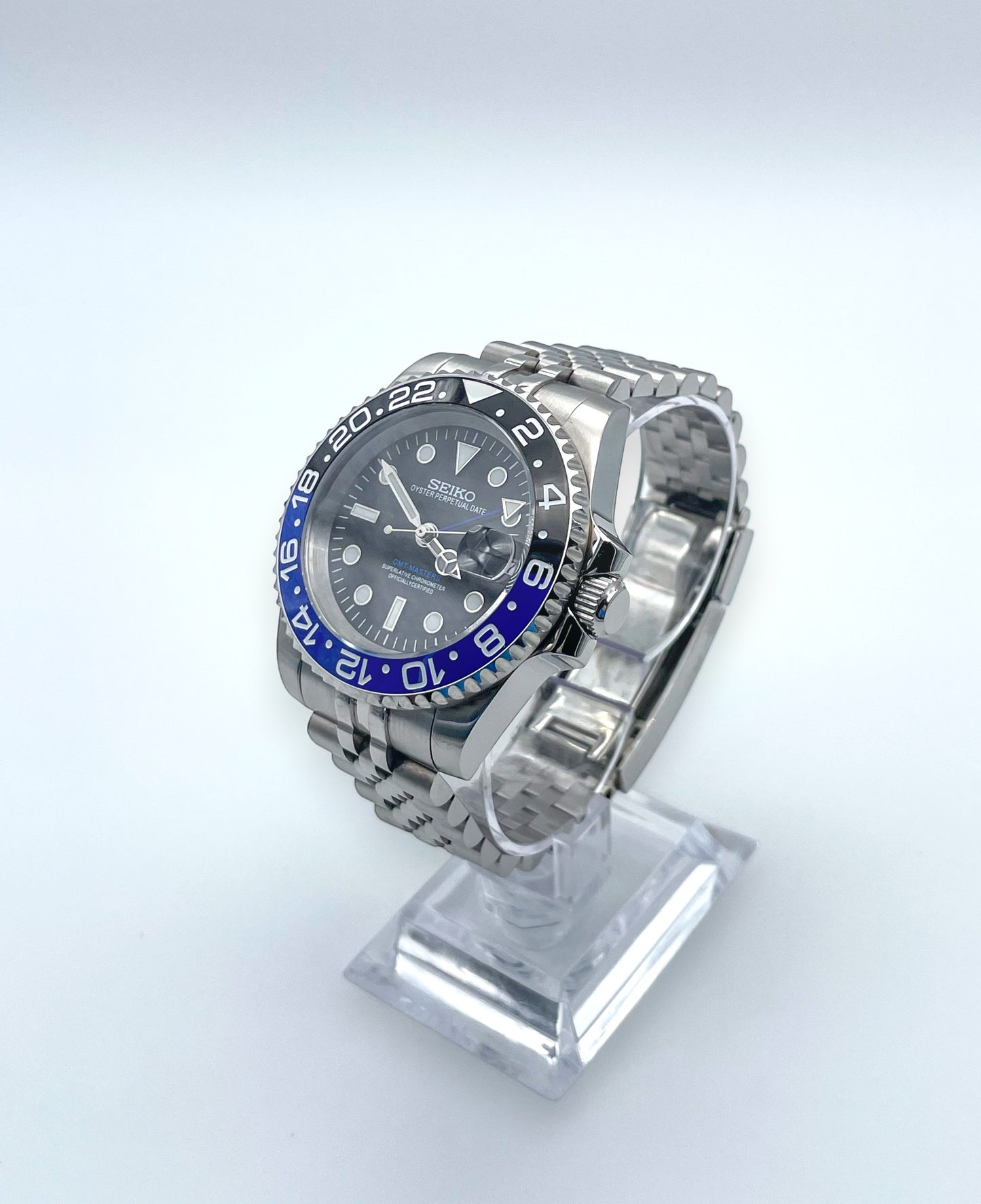 Seiko-mod-gmt-batman-rechts-front-fern: Seiko Mod GMT II Batman – Rechte Frontansicht aus der Ferne.
