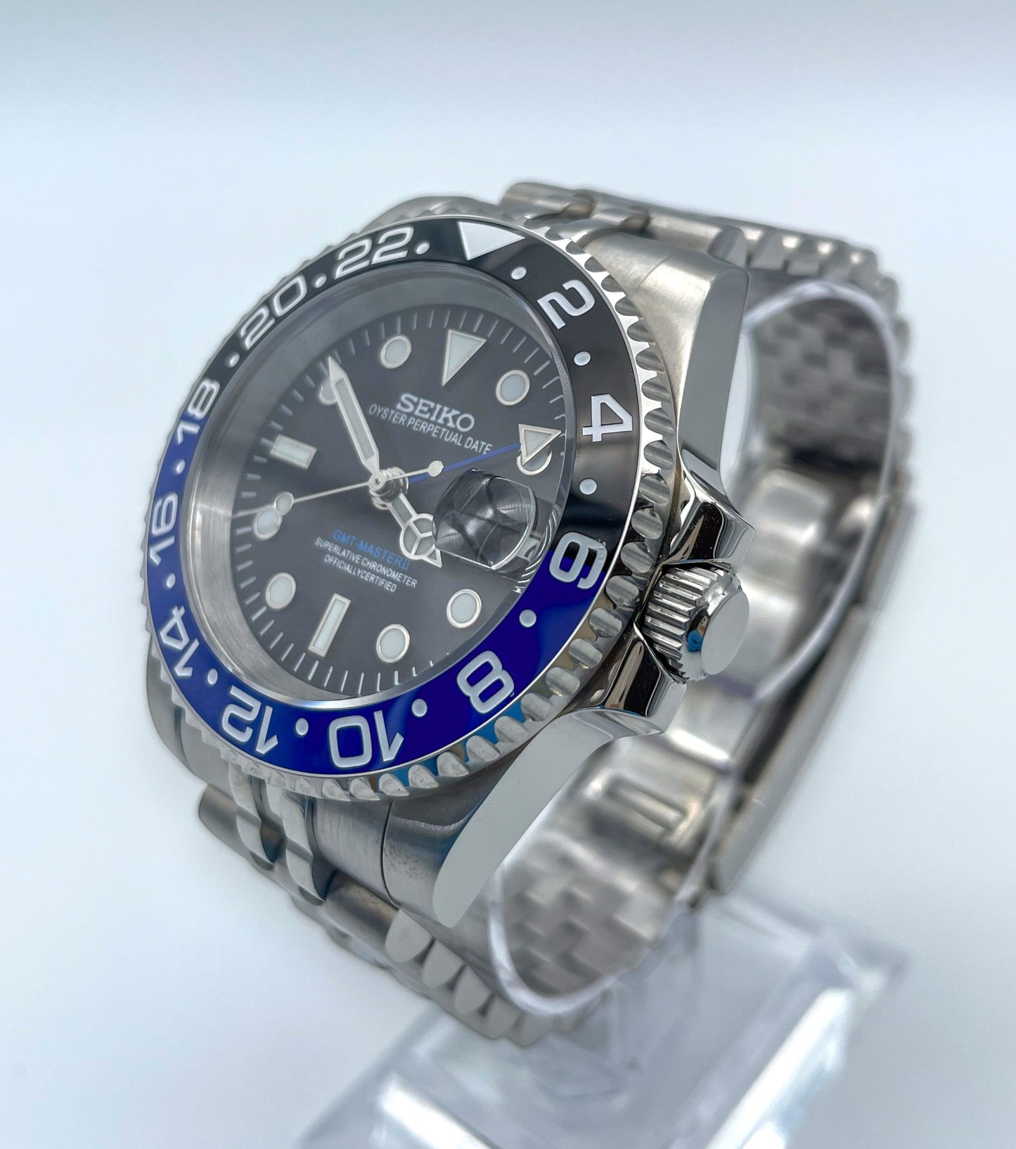 Seiko-mod-gmt-batman-rechts-front-nah: Seiko Mod GMT II Batman – Rechte Frontansicht, Nahaufnahme.
