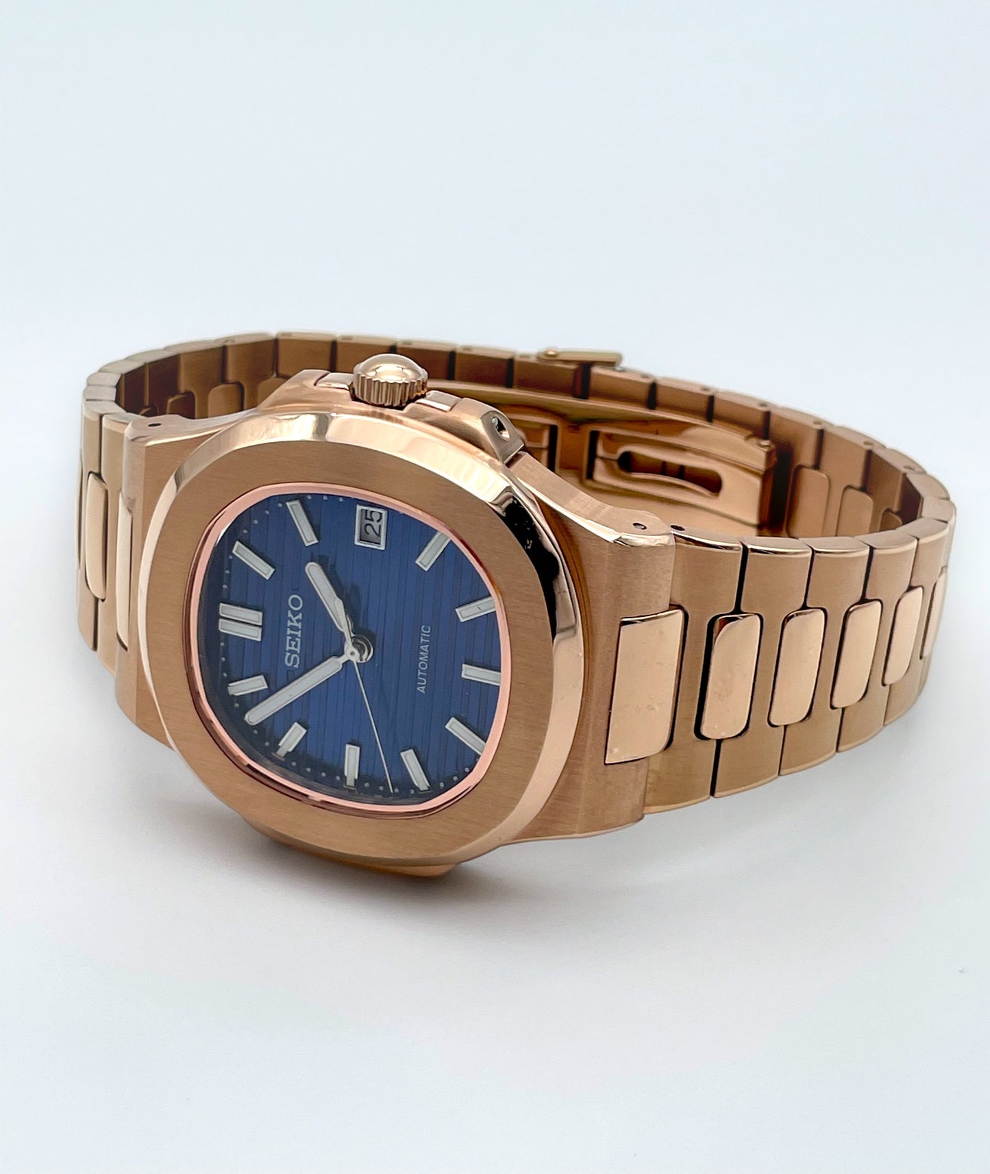 Seiko-mod-nautilus-rose-gold-liegend-seite-geschlossen: Seiko Mod Nautilus Rose Gold – Liegend, Seitenansicht, geschlossen.