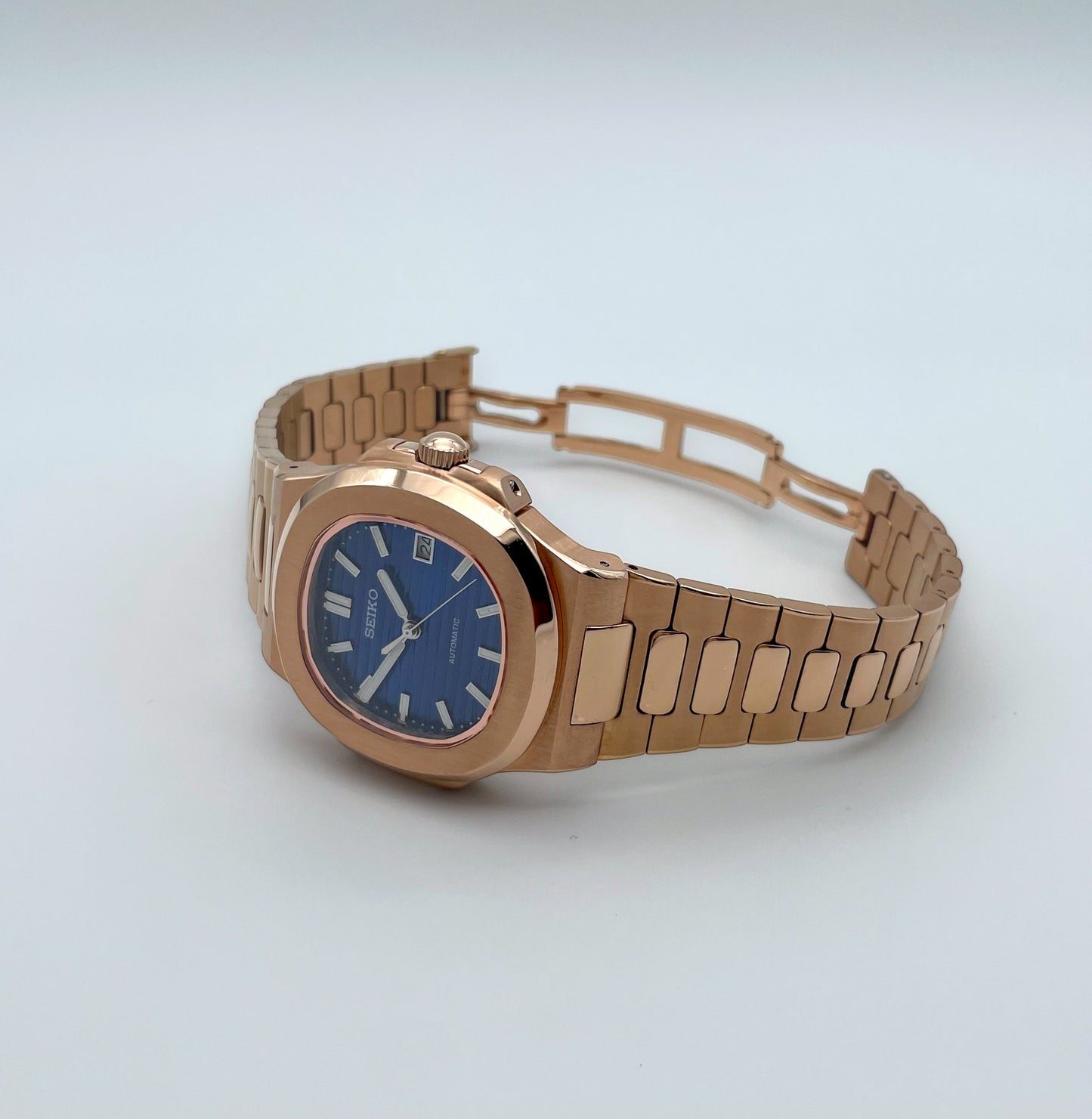 Seiko-mod-nautilus-rose-gold-liegend-frontansicht-geschlossen: Seiko Mod Nautilus Rose Gold – Liegend, Frontansicht, geschlossen.