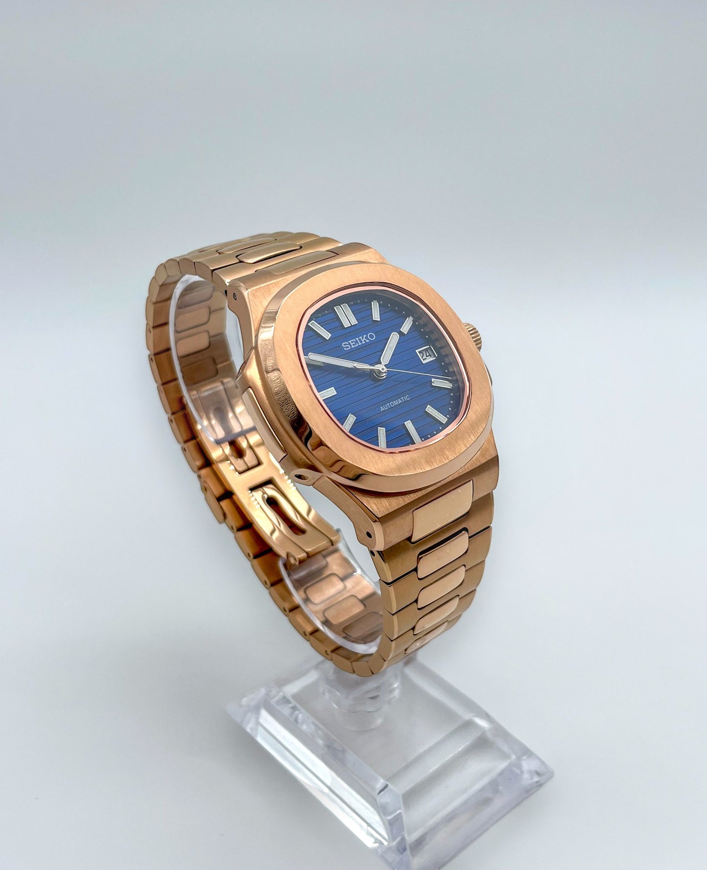 Seiko-mod-nautilus-rose-gold-links-front-fern: Seiko Mod Nautilus Rose Gold – Linke Frontansicht aus der Ferne.