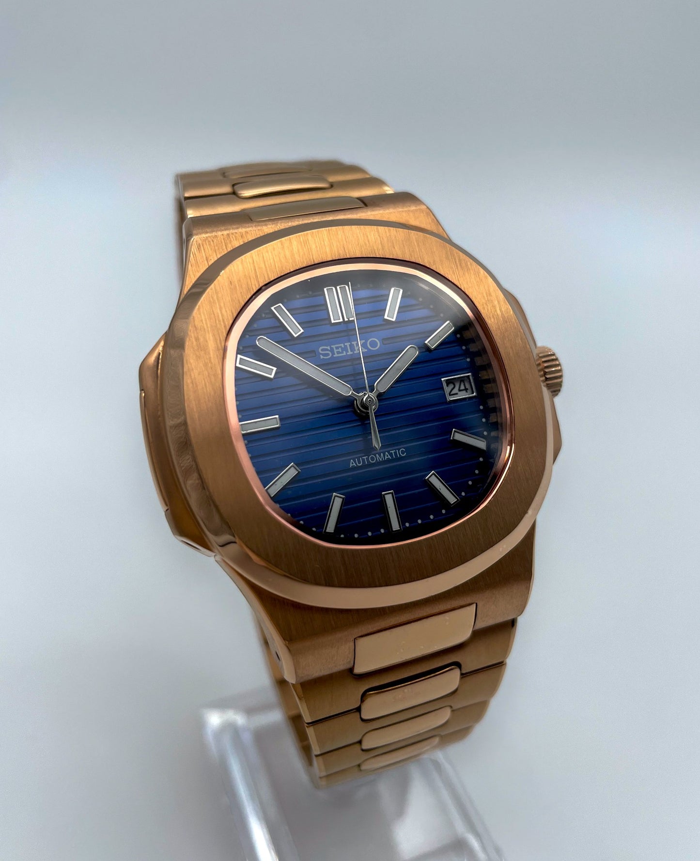 Seiko-mod-nautilus-rose-gold-links-front-nah: Seiko Mod Nautilus Rose Gold – Linke Frontansicht, Nahaufnahme.