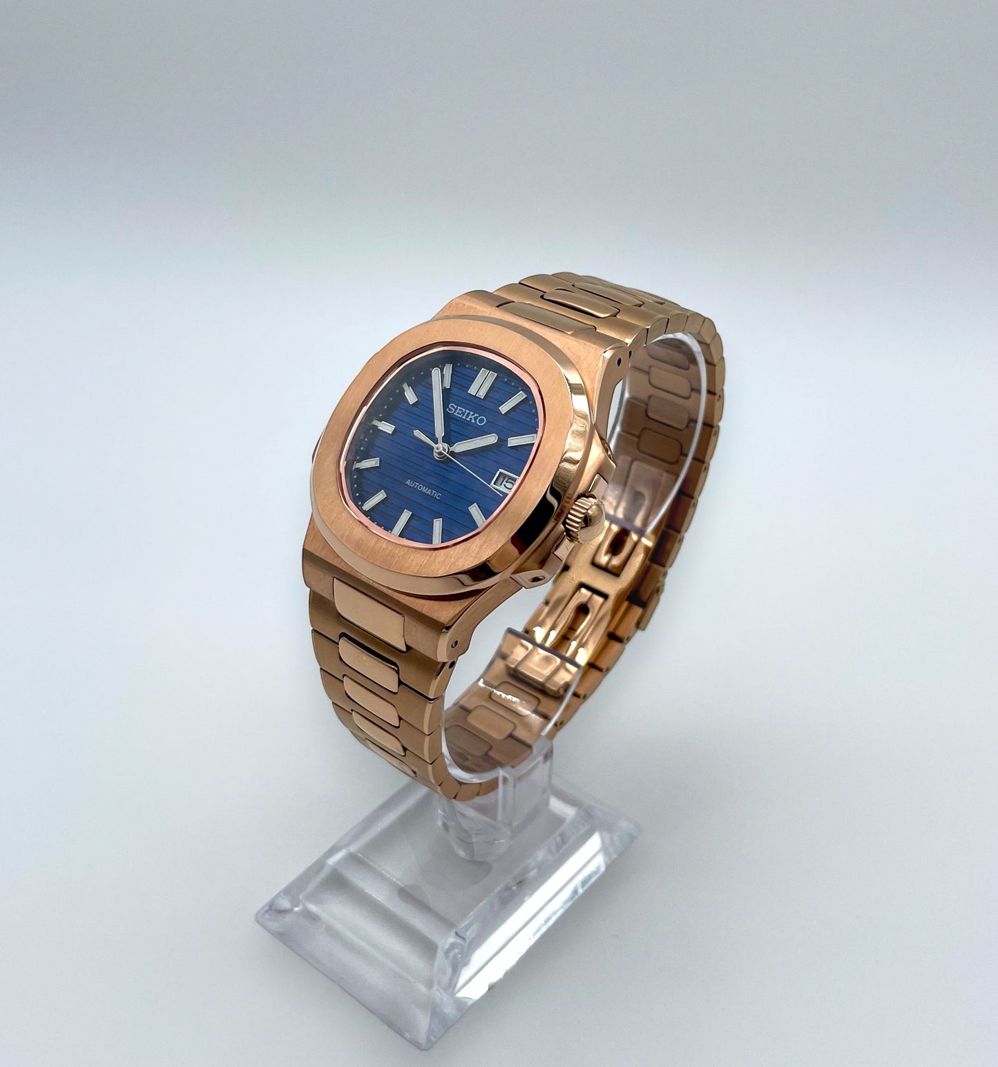 Seiko-mod-nautilus-rose-gold-rechts-front-fern: Seiko Mod Nautilus Rose Gold – Rechte Frontansicht aus der Ferne.