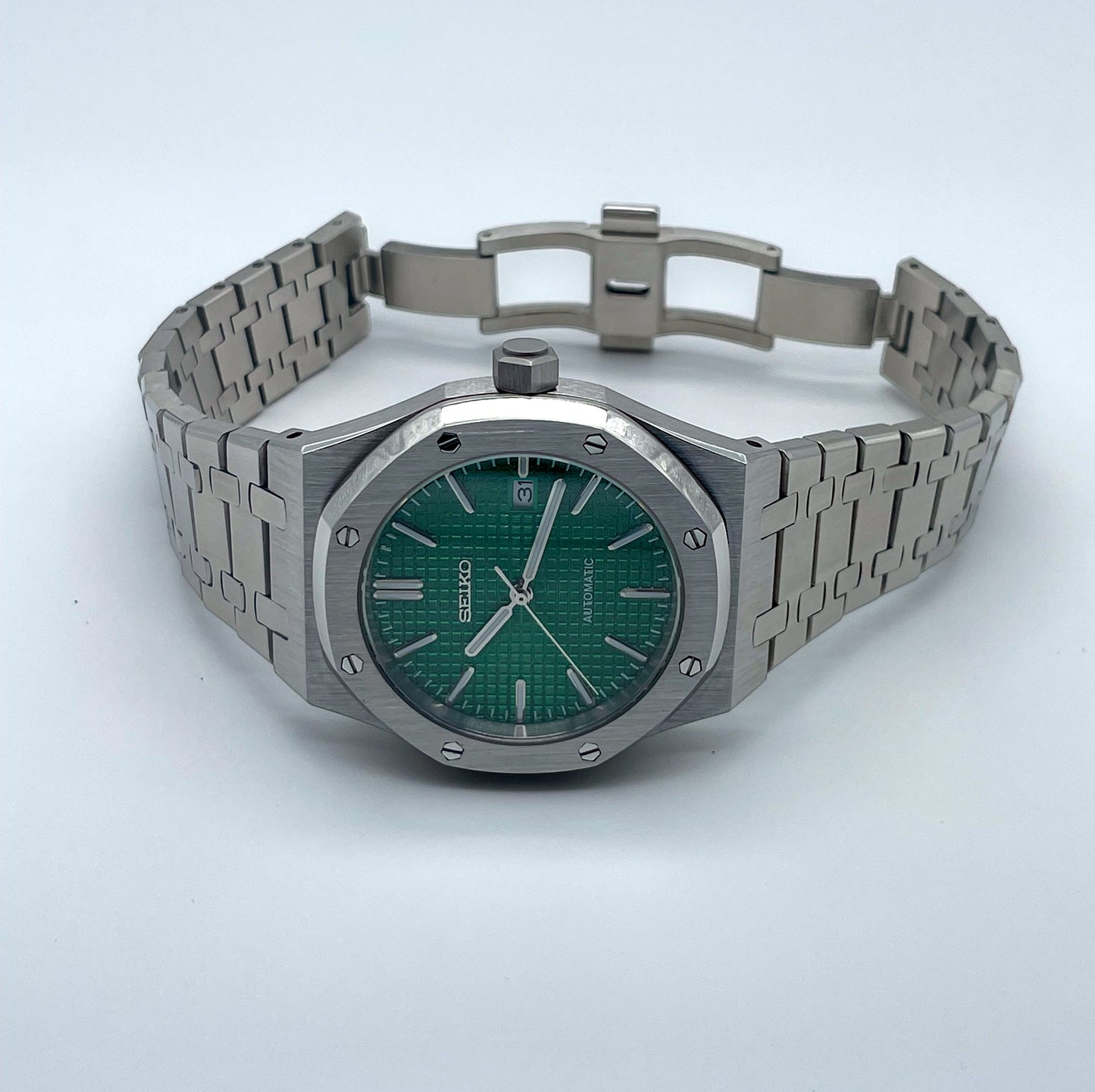 Seiko Mod Royal Oak Green – Liegend, Frontansicht, offen.