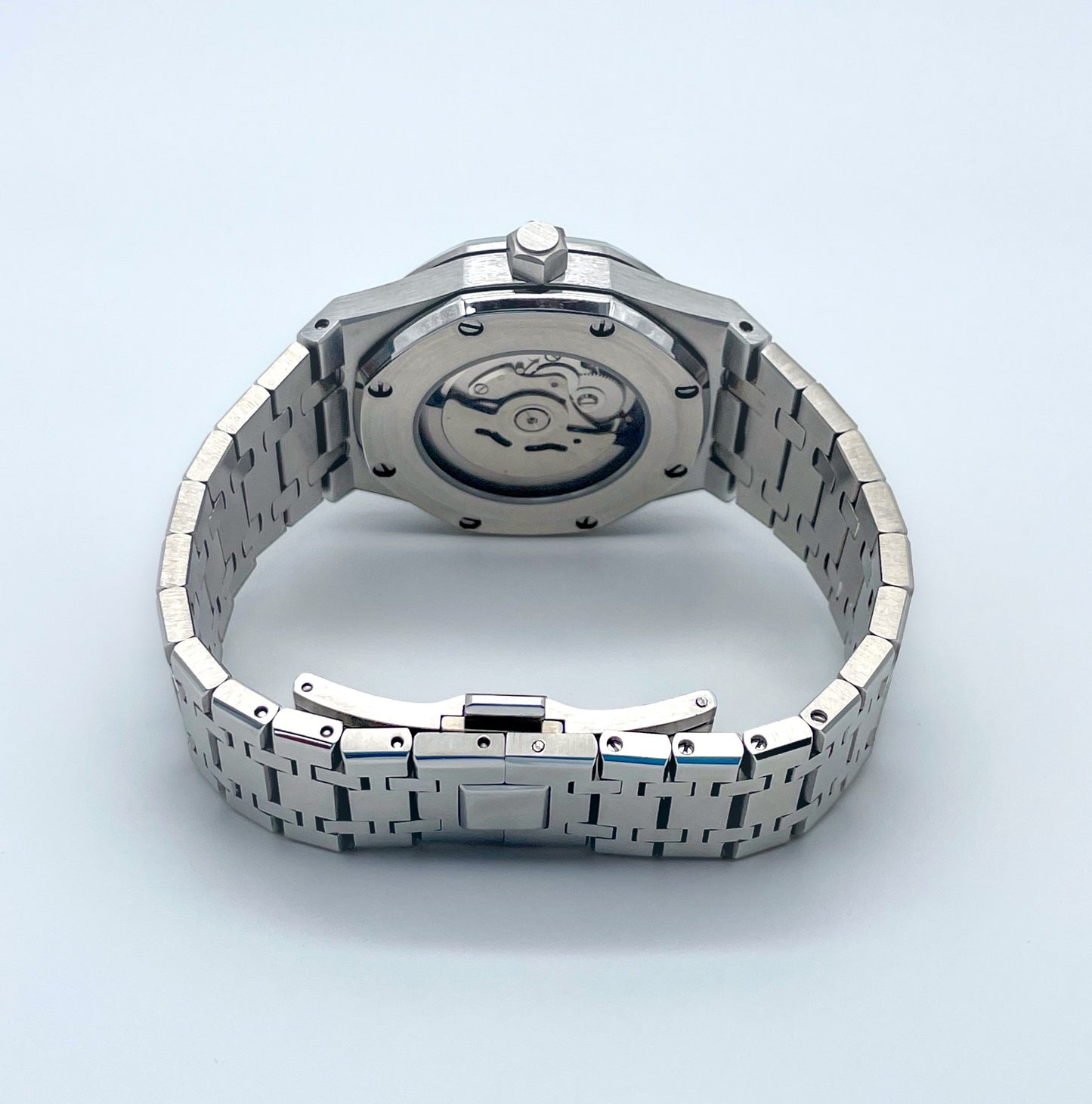 Seiko Mod Royal Oak Green – Liegend, Rückansicht, geschlossen.