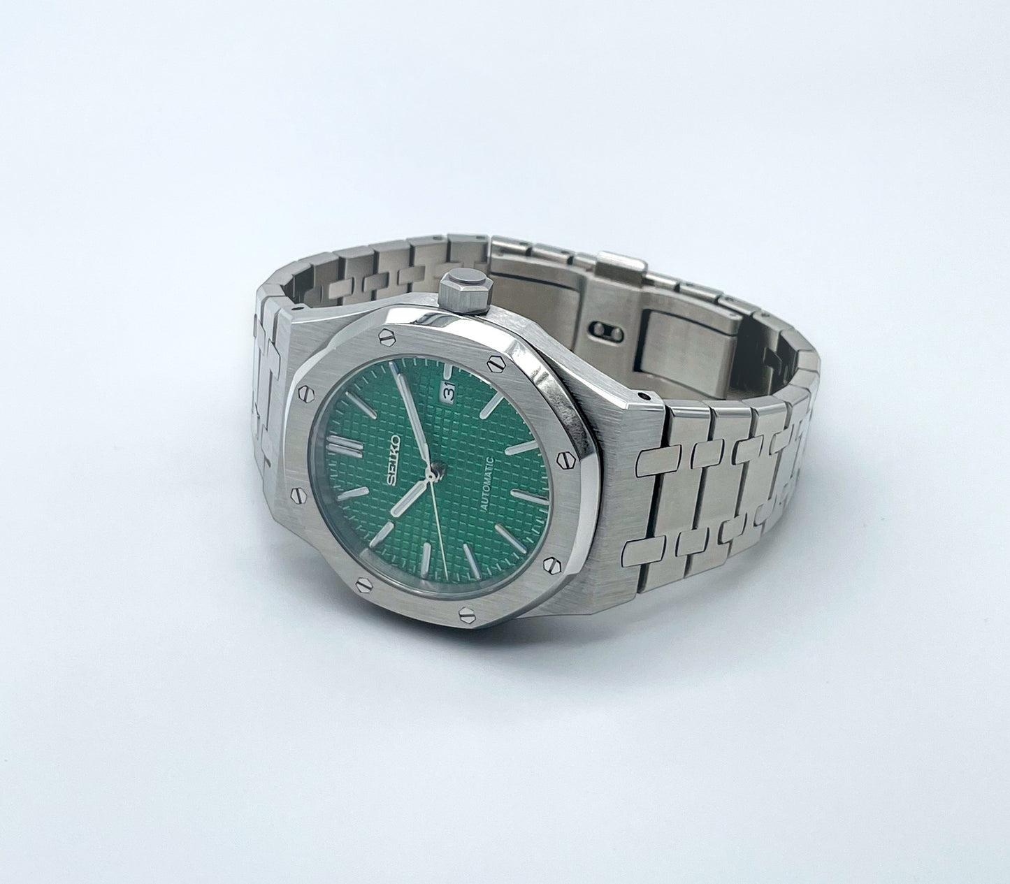 Seiko Mod Royal Oak Green – Liegend, Seitenansicht, geschlossen.