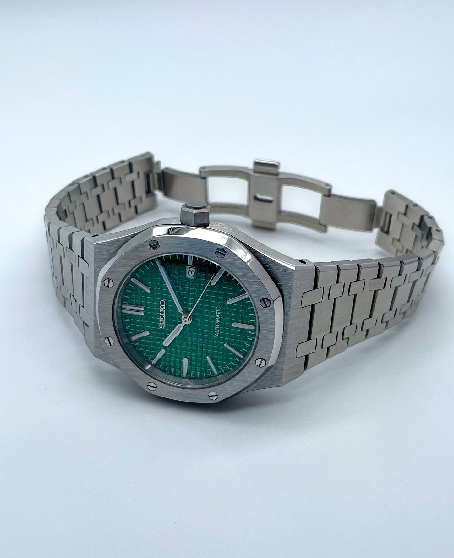 Seiko Mod Royal Oak Green – Liegend, Seitenansicht, offen.