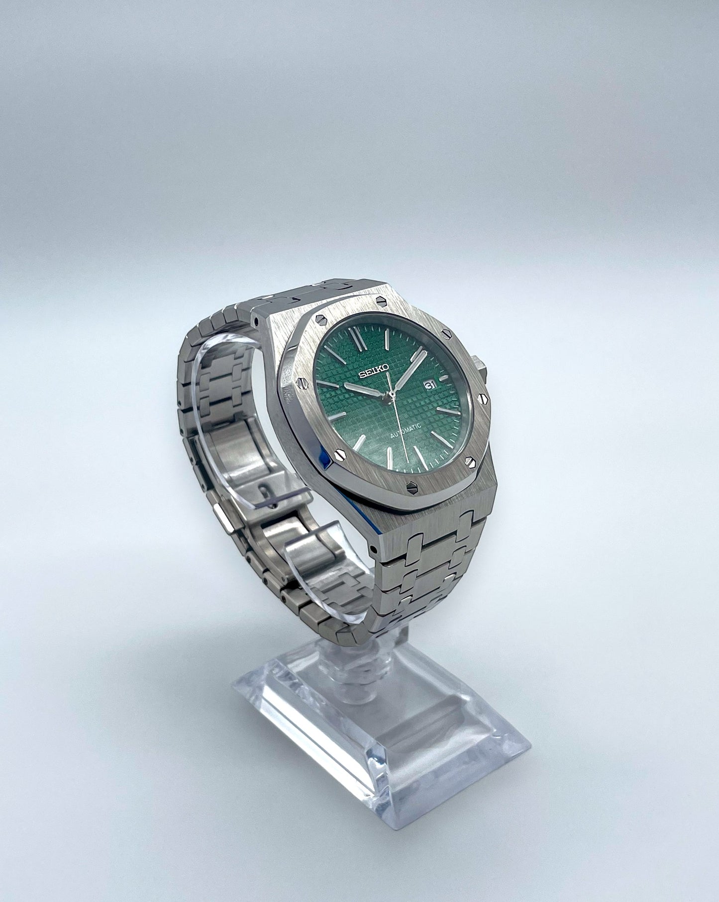 Seiko Mod Royal Oak Green – Linke Frontansicht aus der Ferne.