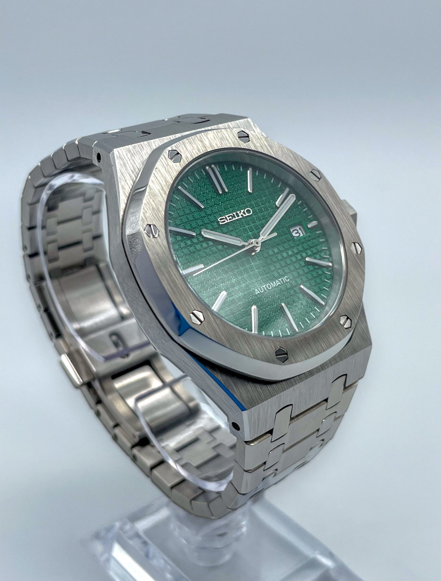 Seiko Mod Royal Oak Green – Linke Frontansicht, Nahaufnahme.