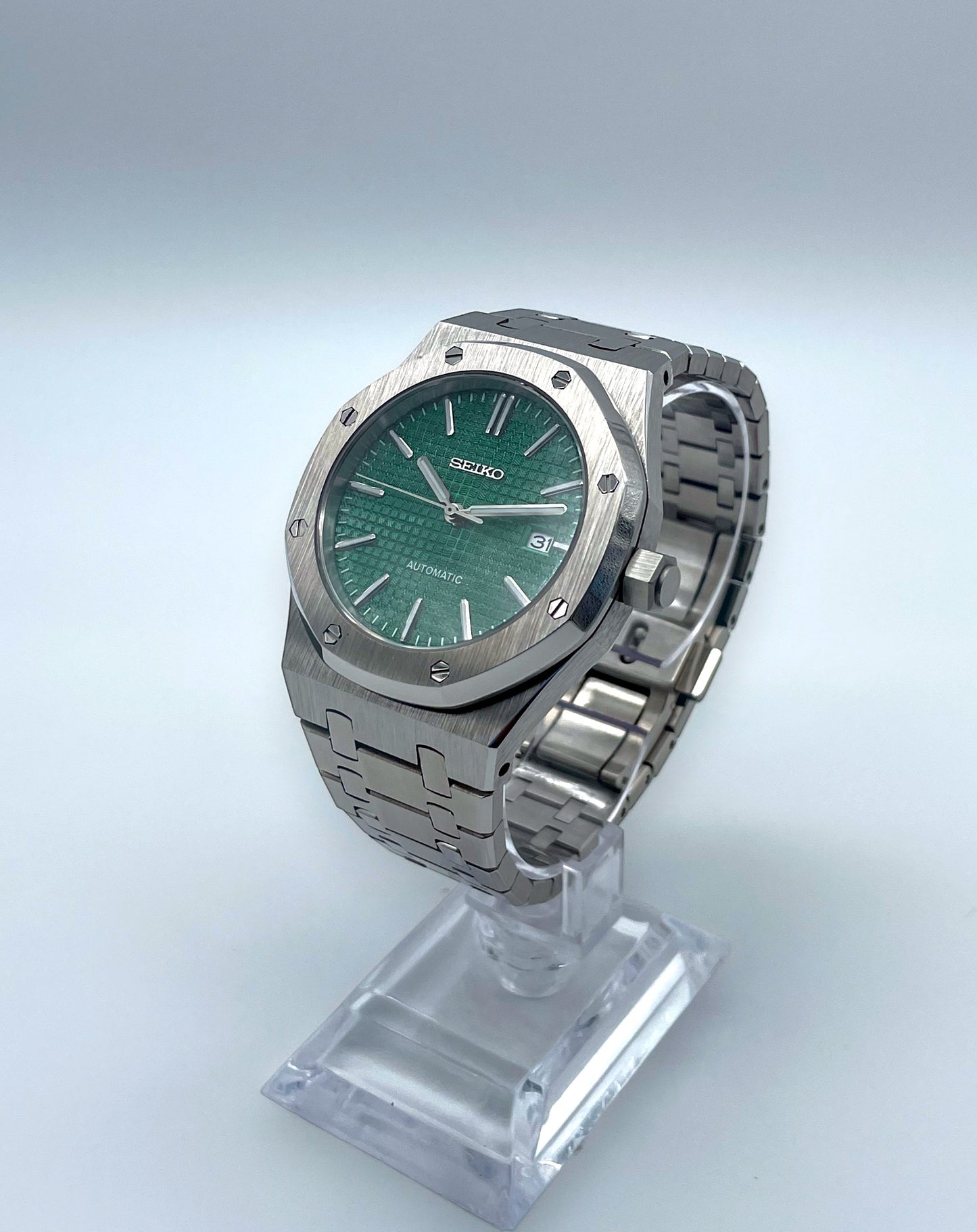 Seiko Mod Royal Oak Green – Rechte Frontansicht aus der Ferne.