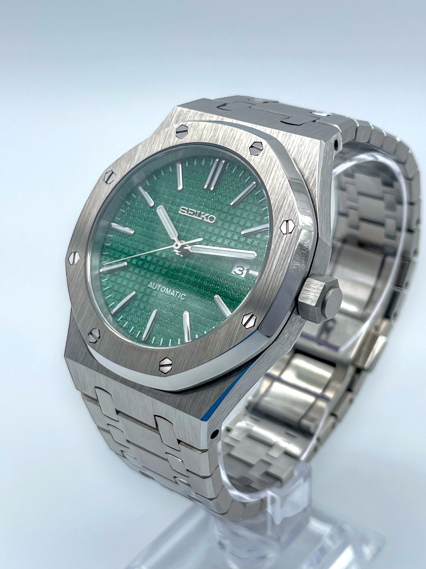 Seiko Mod Royal Oak Green – Rechte Frontansicht, Nahaufnahme.