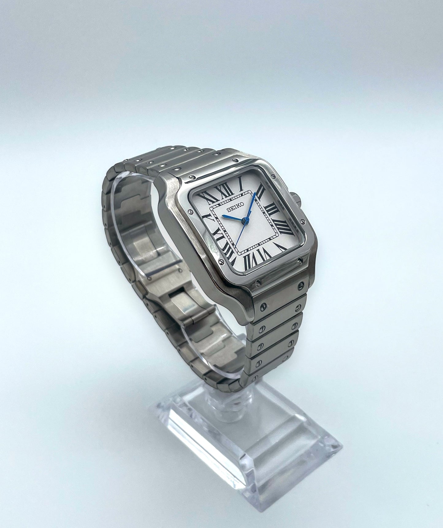 Seiko-mod-santos-classic-links-front-fern: Seiko Mod Santos Classic – Linke Frontansicht aus der Ferne.