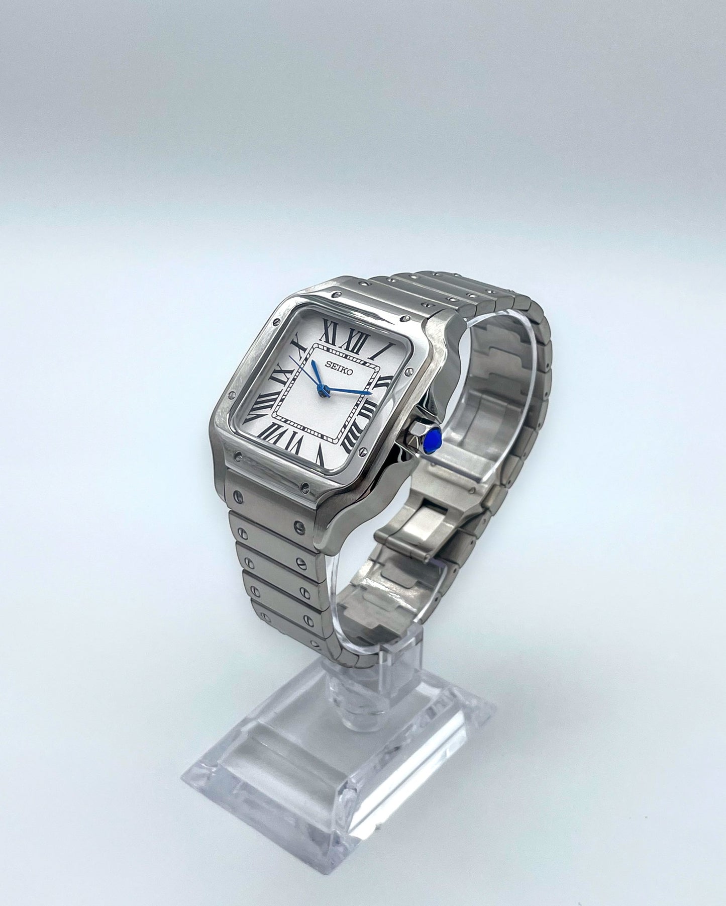 Seiko-mod-santos-classic-rechts-front-fern: Seiko Mod Santos Classic – Rechte Frontansicht aus der Ferne.