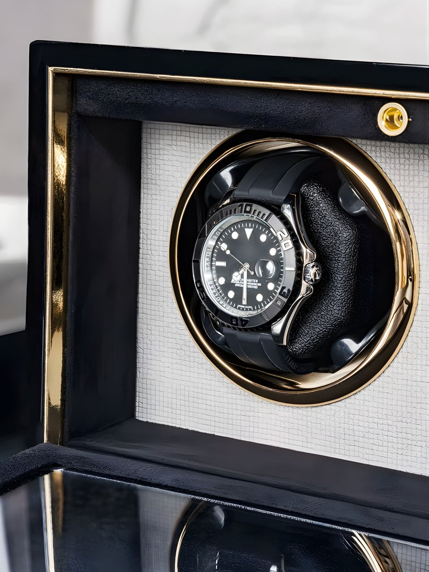 Schwarzer Doppel-Uhrenbeweger mit Uhr im Inneren in Nahaufnahme