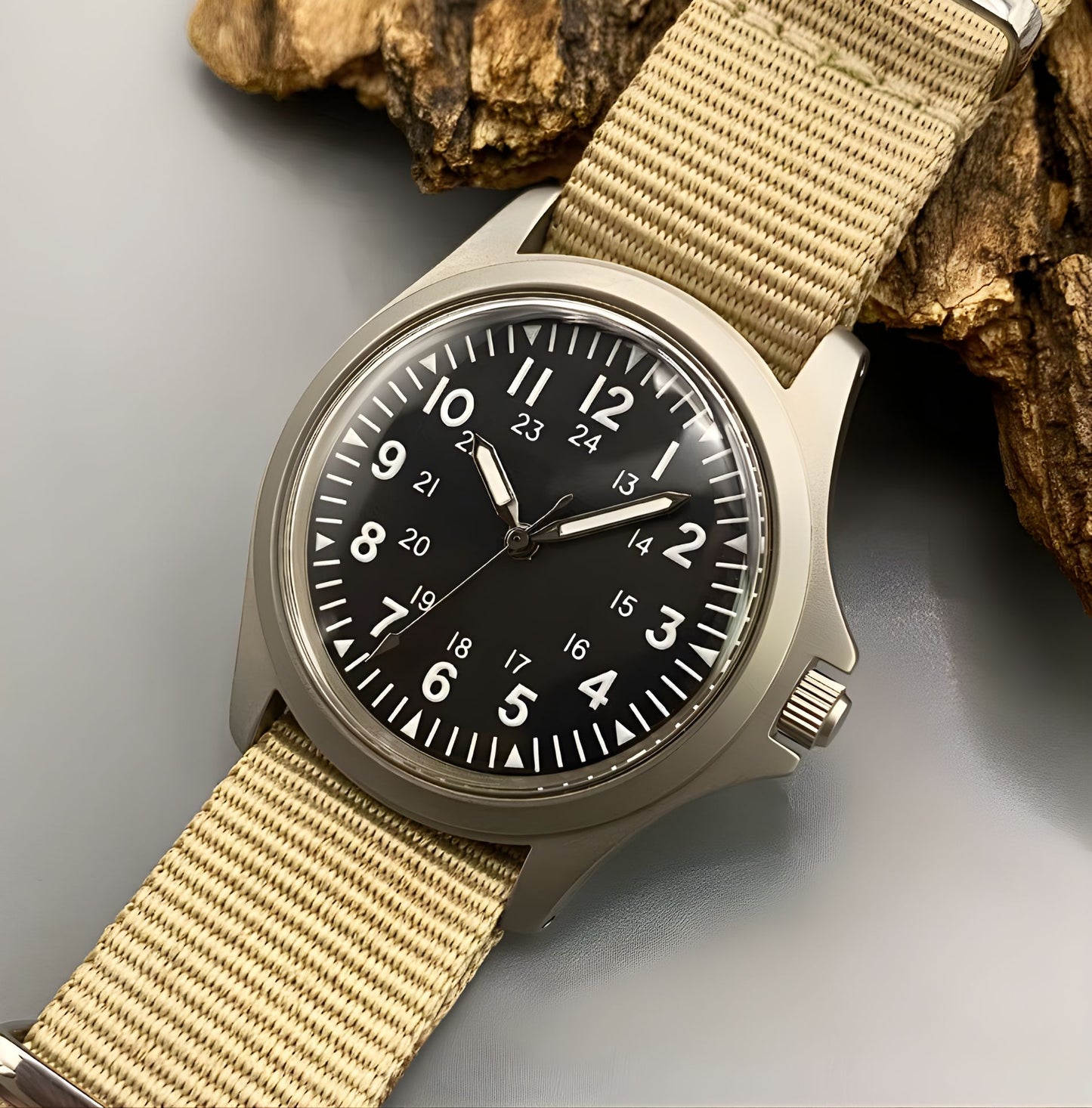 Field Quartz mit schwarzem Zifferblatt liegend dargestellt