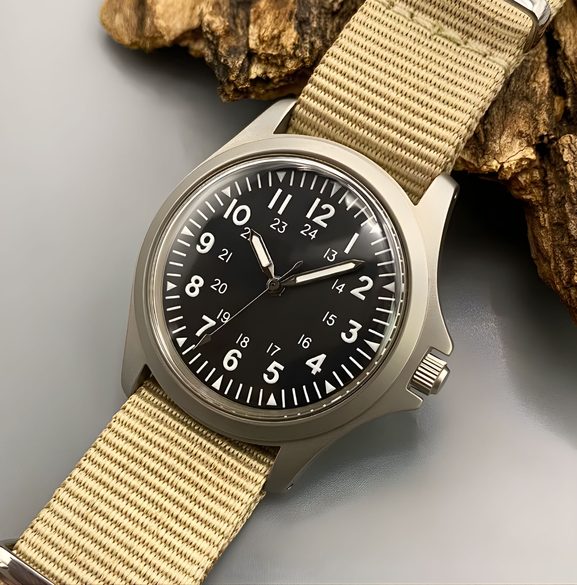 Field Quartz mit schwarzem Zifferblatt liegend dargestellt