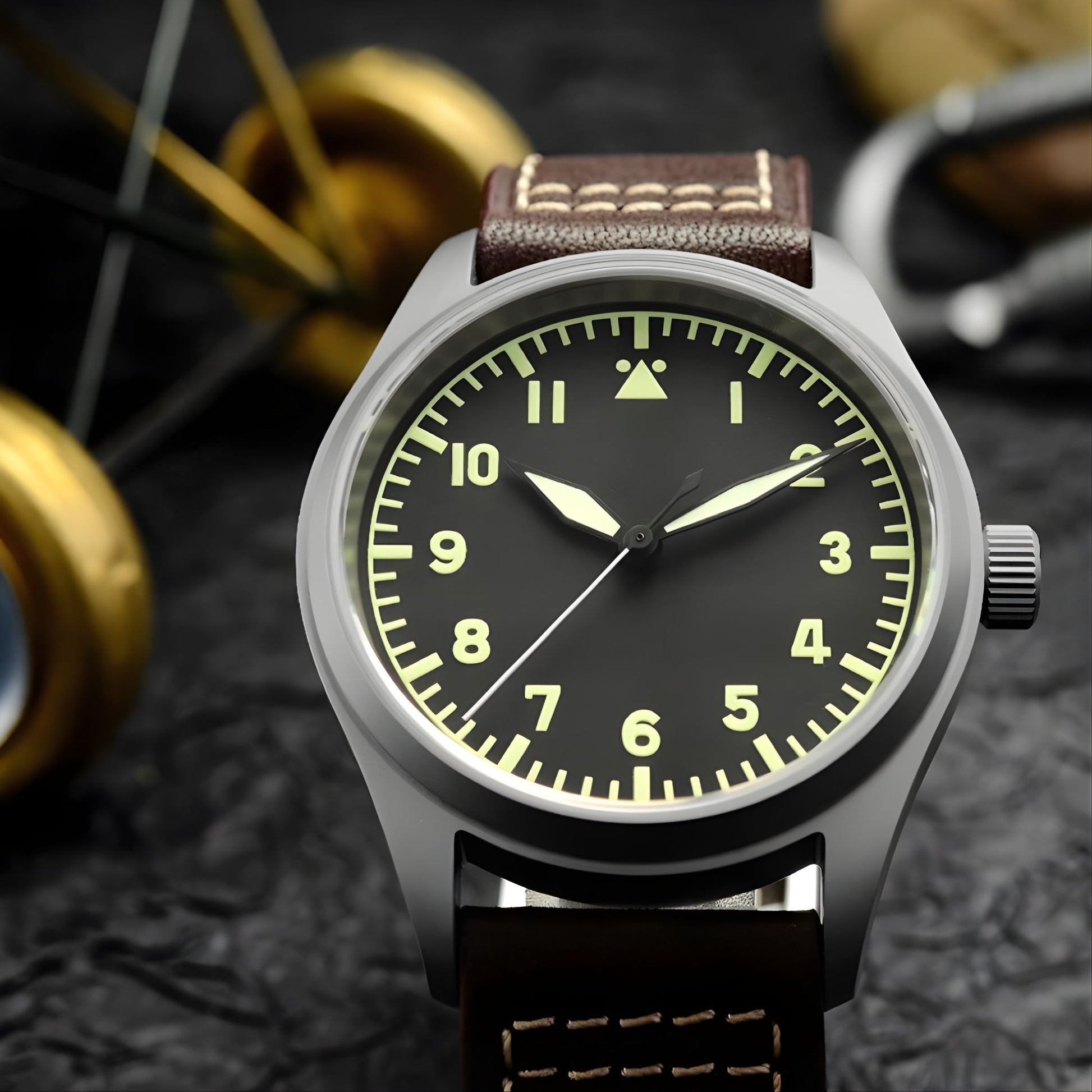 Zifferblatt der Field Titanium in naher Frontalansicht
