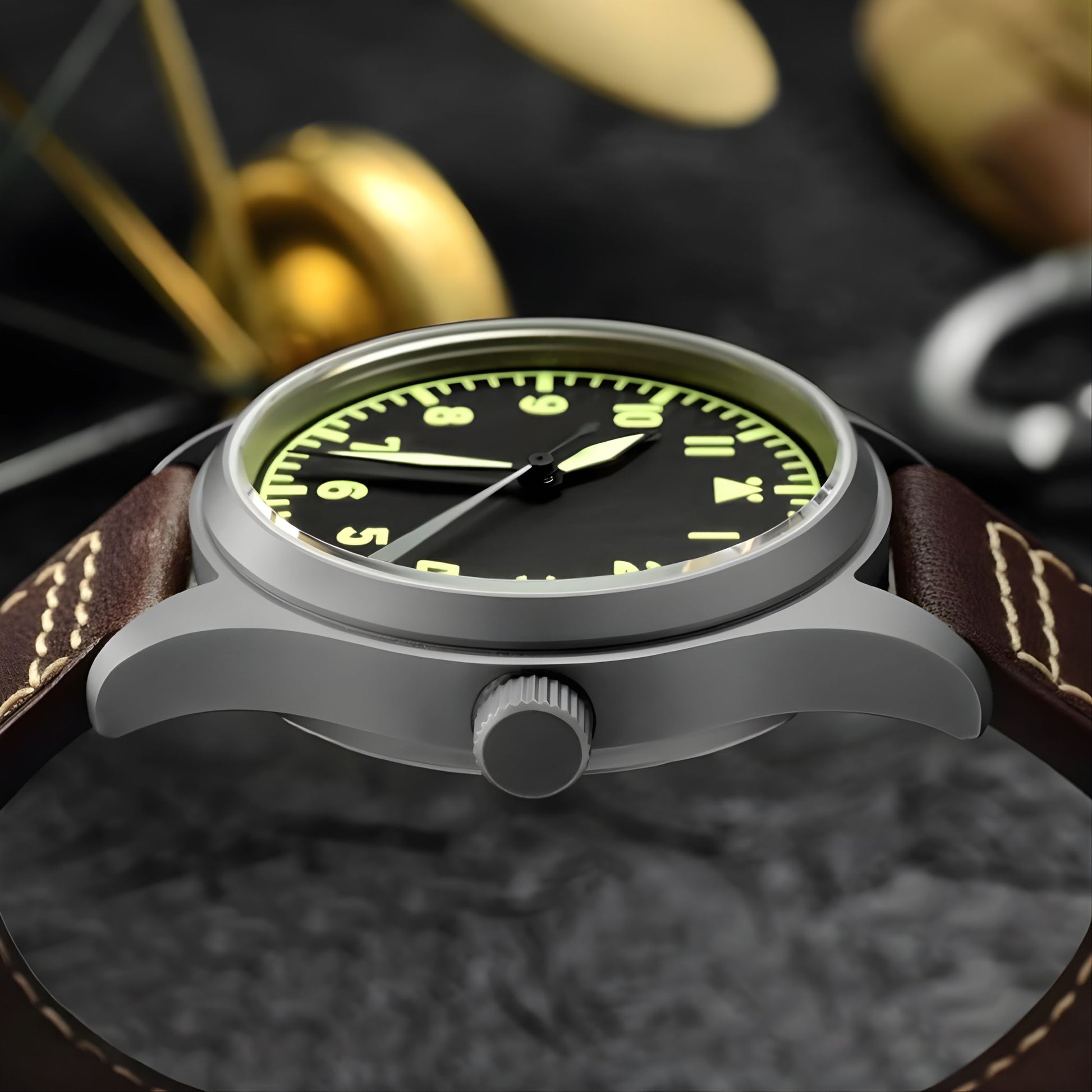 Field Titanium in seitlicher Profilansicht stehend